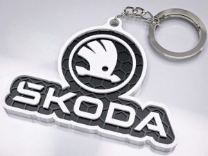 Brelok napis + logo Skoda